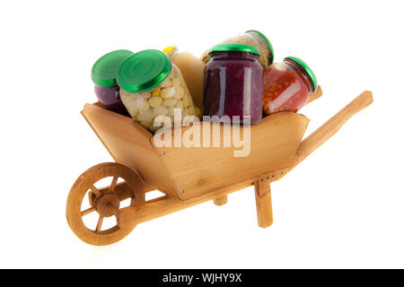 Woodenwheel avec des pots en verre plein barrow légumes en conserve Banque D'Images