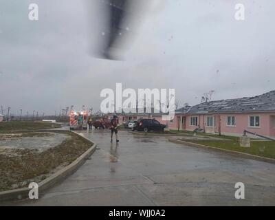 Marsh Harbour, Abaco, Bahamas. 02 Septembre, 2019. Le personnel de sauvetage de la Garde côtière des États-Unis Aider les équipes d'urgence à la suite du cyclone Dorian Septembre 2, 2019 à Marsh Harbour, Abaco, Bahamas. Dorian a frappé la petite nation insulaire comme une tempête de catégorie 5 avec des vents de 185 mph. Credit : Hunter Medley et la USCG/Alamy Live News Banque D'Images