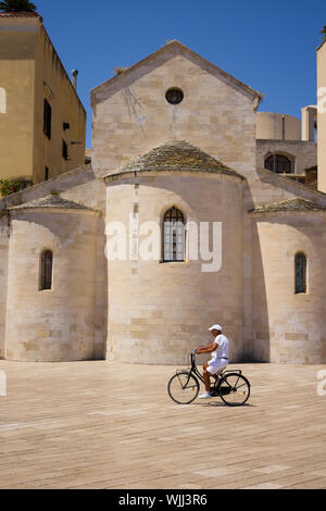 BARI, ITALIE - 11 juillet 2018, vue de la place et de l'homme aller à bicyclette sur l'heure de la sieste dans le centre de Bari, à côté de Vallisa bâtiment de l'Église sur la Fe Banque D'Images