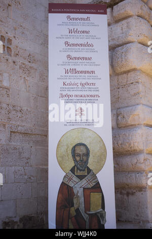 BARI, ITALIE - 11 juillet 2018, - Se connecter Bienvenue dans plusieurs langues, Basilique de San Nicola de Bari, Pouilles. Basilique de Saint Nicolas, dans la crypte où Banque D'Images