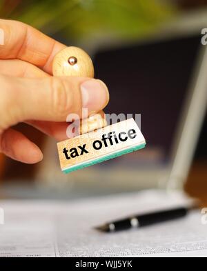 Payer vos impôts concept avec stamp dans Office et copyspace Banque D'Images