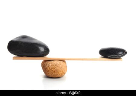 Balances pierres zen isolé sur blanc montrant le poids ou spa concept avec copyspace Banque D'Images
