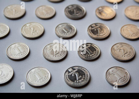 Motif de l'une des pièces de l'Ukraine hryvnia et deux hryvnia valeur sur fond blanc Banque D'Images