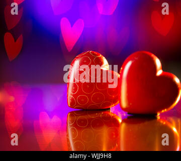 Couple de la Saint Valentin coeurs rouges sur fond violet abstrait Banque D'Images