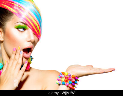 Femme beauté maquillage colorés, les cheveux, les ongles et accessoires Banque D'Images