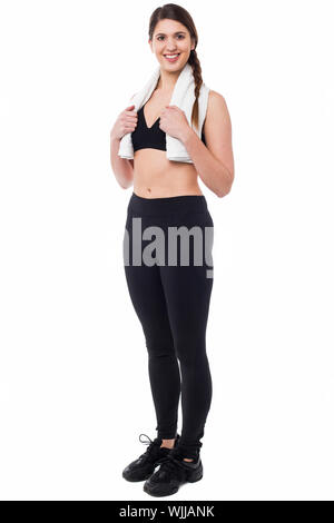 Jolie jeune femme posant après entraînement de remise en forme Banque D'Images