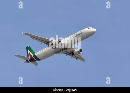 - Airbus A321-112 Alitalia airplane Banque D'Images