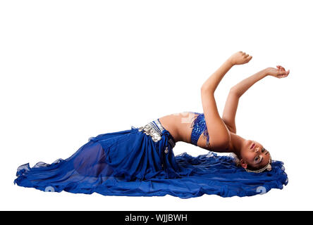 Belle égyptienne Israélien moyen-orientale danseuse du ventre libanaise performer en bleu jupe et soutien-gorge avec les bras en flexion vers l'arrière, pose d'air isolés. Banque D'Images