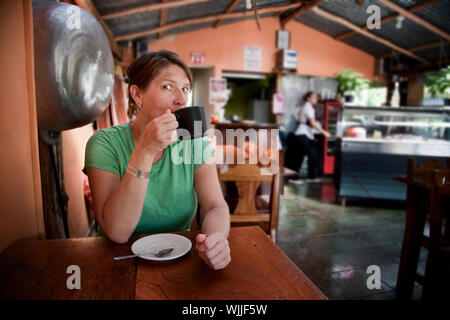 Jolie femme adulte dans un café du Costa Rica Banque D'Images