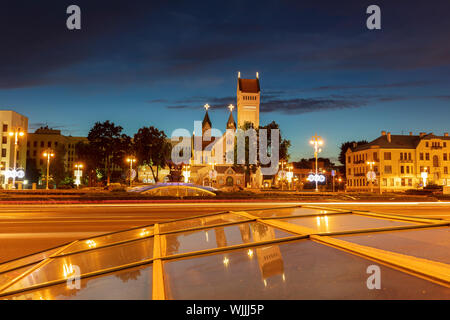 Saint Simon et de l'Église Sainte-hélène et Nezavisimosti Prospekt - Avenue de l'indépendance à Minsk. Minsk, Minsk, Biélorussie. Banque D'Images