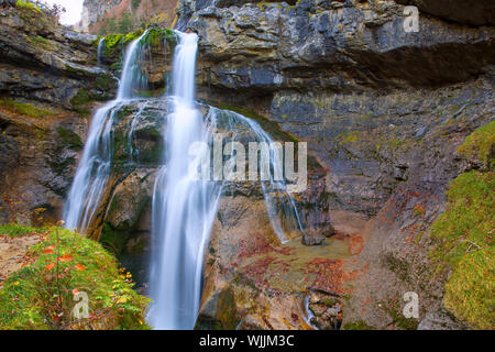 Cascada de la Cueva cascade dans la vallée d'Ordesa Espagne Huesca Pyrénées rivière Arazas Banque D'Images