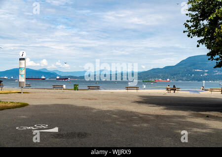 À pied de la plage de Martin à Granville Island donne une vue imprenable sur la baie des Anglais, au nord et à l'Ouest Van et les montagnes et d''une vue sur les toits de la ville. Banque D'Images