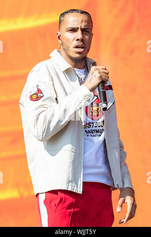 Leeds, UK. Dimanche 25 août 2019. Ché Wolton Grant, mieux connu sous le nom de AJ Tracey, est un artiste hip-hop britannique et producteur de disques, de Ladbroke Grove, à l'ouest de Londres à Leeds Festival. Le festival de musique rock annuel suivi par 75 000, qui se déroule sur le week-end férié. Crédit : Jason Richardson/Alamy Live News Banque D'Images