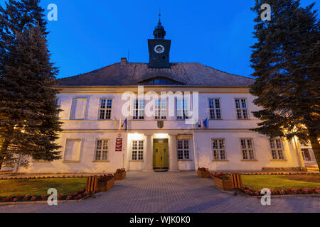 L'hôtel de ville sur la place principale de Reszel. Reszel, Warmian-Masurian, Pologne. Banque D'Images