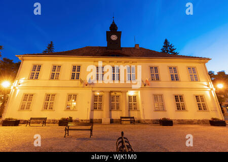 L'hôtel de ville sur la place principale de Reszel. Reszel, Warmian-Masurian, Pologne. Banque D'Images