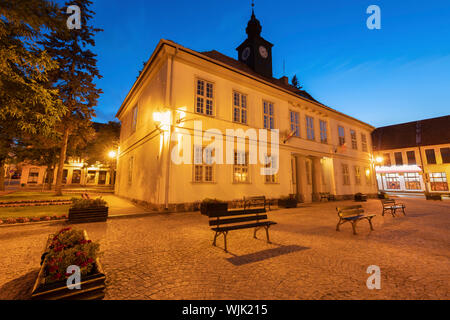 L'hôtel de ville sur la place principale de Reszel. Reszel, Warmian-Masurian, Pologne. Banque D'Images