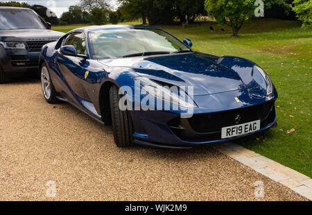 Vue avant d'une Ferrari 812 superfast bleu 2019 s-a sur une propriété de campagne Banque D'Images