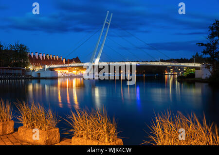 Passerelle pour piétons à Mikolajki. Mikolajki, Warmian-Masurian, Pologne. Banque D'Images