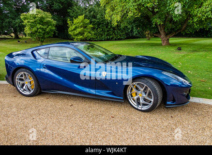 Vue latérale d'une 2019 Ferrari 812 superfast bleu s-a sur une propriété de campagne Banque D'Images