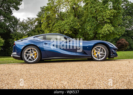 Vue latérale d'une 2019 Ferrari 812 superfast bleu s-a sur une propriété de campagne Banque D'Images