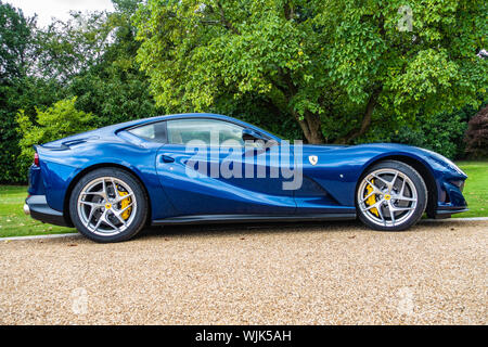 Vue latérale d'une 2019 Ferrari 812 superfast bleu s-a sur une propriété de campagne Banque D'Images