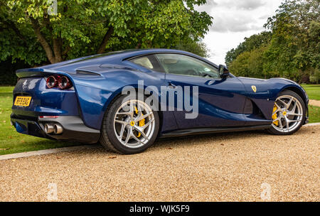 Vue latérale d'une 2019 Ferrari 812 superfast bleu s-a sur une propriété de campagne Banque D'Images