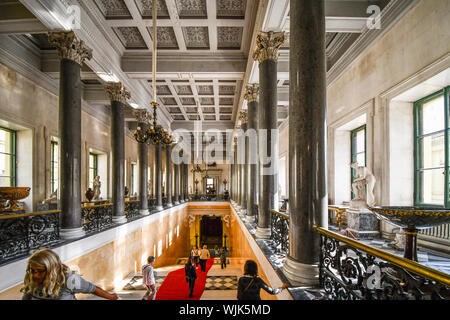 Saint-pétersbourg, Russie - 8 septembre 2018 : l'intérieur et l'entrée du Palais d'hiver dans le Musée de l'Ermitage à Saint-Pétersbourg en Russie. Banque D'Images