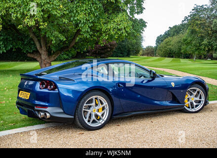 Vue latérale d'une 2019 Ferrari 812 superfast bleu s-a sur une propriété de campagne Banque D'Images