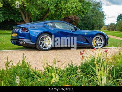 Vue latérale d'une 2019 Ferrari 812 superfast bleu s-a sur une propriété de campagne Banque D'Images