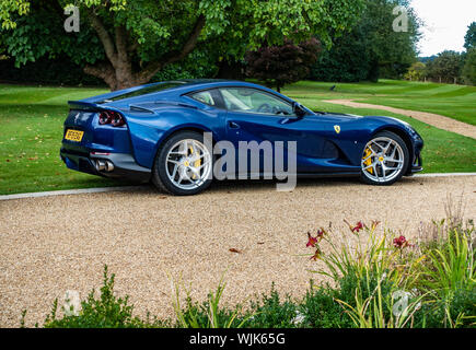 Vue latérale d'une 2019 Ferrari 812 superfast bleu s-a sur une propriété de campagne Banque D'Images