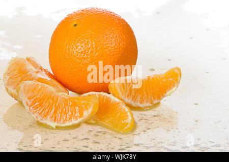 L'ensemble de segments d'orange fixe dans le jus Banque D'Images