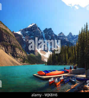 Canoës sur une jetée au lac Moraine au Canada Banque D'Images