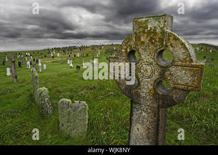 Vieux cimetière celtique avec des pierres tombales du xviie siècle au milieu d'une prairie dans les régions rurales de l'Écosse. Banque D'Images