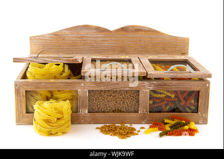 Assortiment de pâtes dans la vieille armoire en bois isolé sur fond blanc Banque D'Images