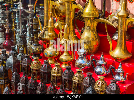 Rangée de pots de café traditionnel brillant et d'un voyant à le souk de Dubaï. Banque D'Images