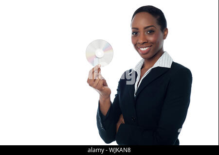 Young smiling businesswoman showing CD Banque D'Images