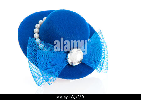 Femelle bleu vintage hat avec perles et diamants isolated over white background Banque D'Images