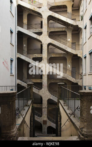 Escalier de 6 étages dans la cour de la Cour des Voraces (Maison de la République) à Lyon, France. Banque D'Images