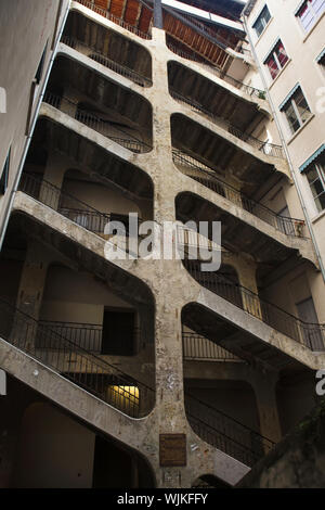 Escalier de 6 étages dans la cour de la Cour des Voraces (Maison de la République) à Lyon, France. Banque D'Images