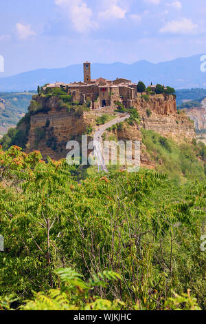 Vue sur le village perché de Civita di Bagnoregio, lazio, Italie Banque D'Images