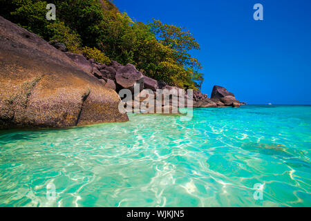 Crystal Waters clair sur les îles Similan en Thaïlande Banque D'Images