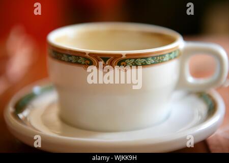 Tasse de café utilisé sale, blanc porcelaine décorée Banque D'Images