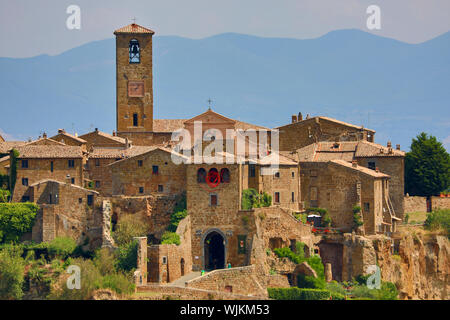 Vue sur le village perché de Civita di Bagnoregio, lazio, Italie Banque D'Images