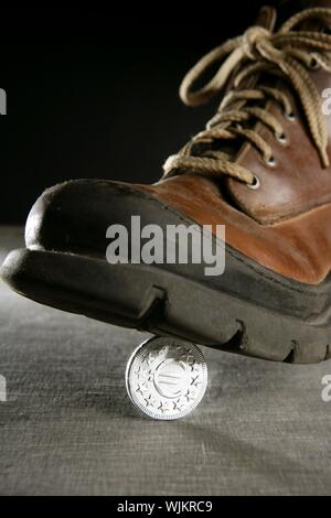 Pièce de monnaie euro chocolat argent par voie un boot Banque D'Images