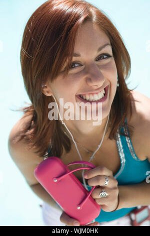 Jeune Femme avec sac Rose Smiling, Portrait Banque D'Images