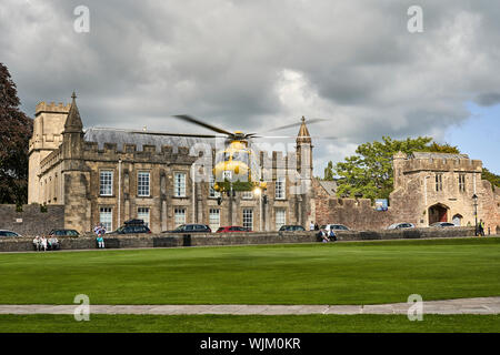 Dorset et Somerset Air Ambulance hélicoptère décollant de Wells Cathedral vert. Le Dorset et le Somerset Air Ambulance est un organisme de bienfaisance enregistré Banque D'Images