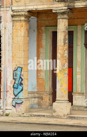 La photographie de rue dans le centre de La Havane- architecture coloniale avec les piétons et les véhicules, La Habana (La Havane), La Havane, Cuba Banque D'Images