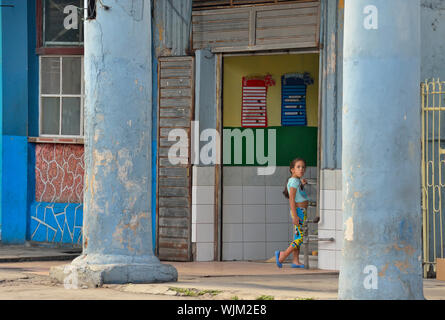 La photographie de rue dans le centre de La Havane- architecture coloniale avec les piétons et les véhicules, La Habana (La Havane), La Havane, Cuba Banque D'Images