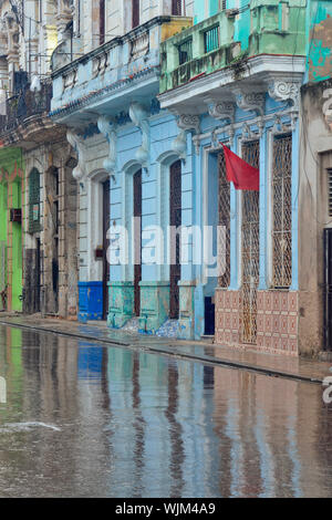 La photographie de rue dans le centre de La Havane- réflexions sur un jour de pluie, La Habana (La Havane), La Havane, Cuba Banque D'Images