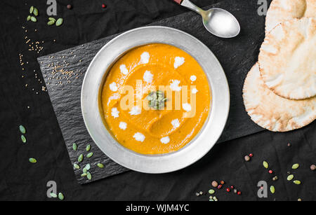 Soupe de crème colorée avec la citrouille et la carotte. Manger des aliments sains et concept. Banque D'Images